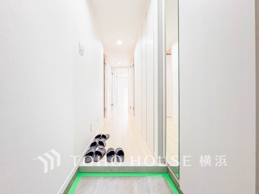 トールサイズのシューズボックスを設置した玄関。ミラー付きで使い勝手も良好です。