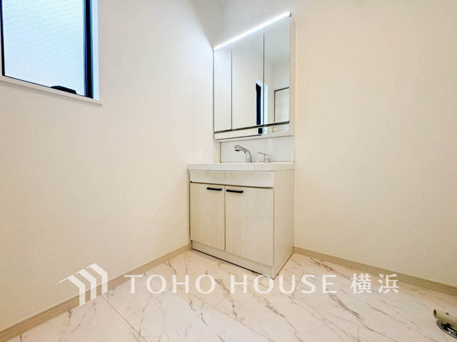 落ち着いた空間を演出するカラーと、ゆったり落ち着いてお使い頂ける広さが魅力のパウダールーム。居室からも独立しており、プライベート空間を保ちます。