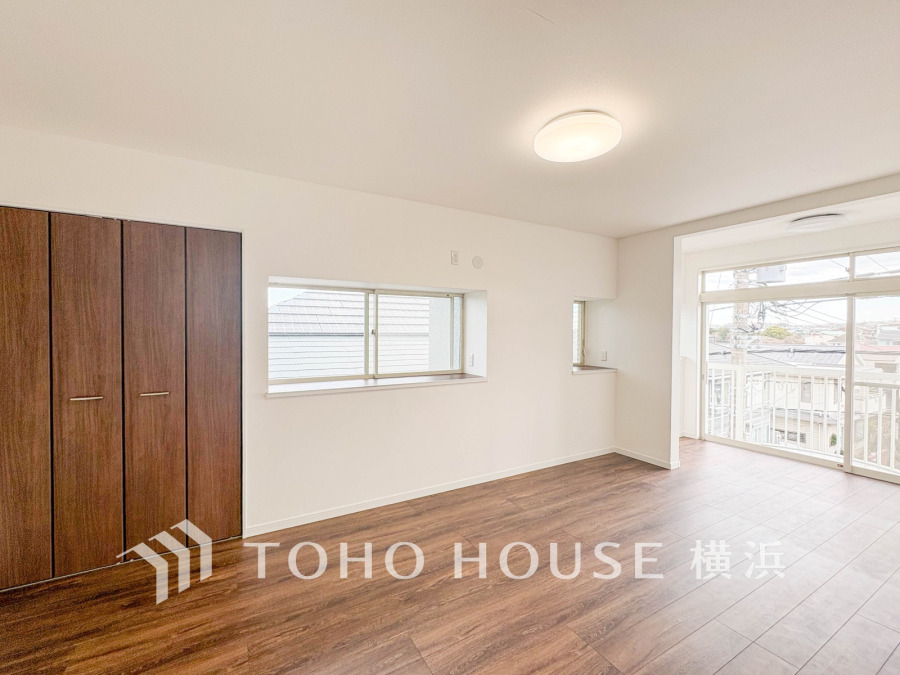 11.4帖のゆとりある洋室。大きな窓からたっぷりと陽光が差し込む明るい空間です。