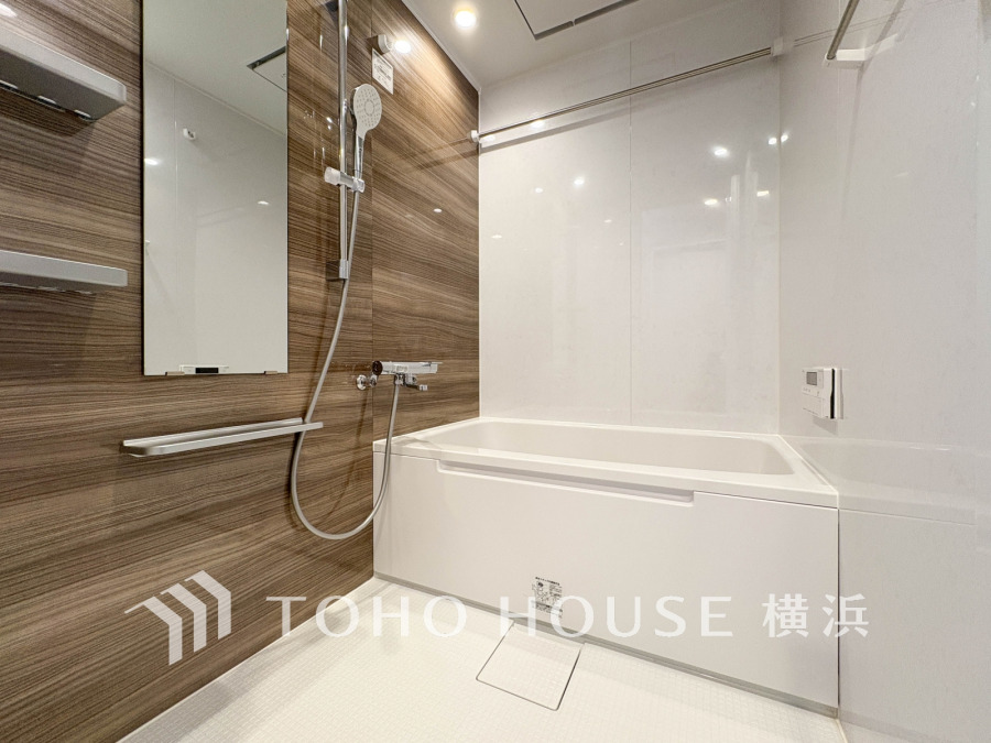 心地よいリラックスを叶える清潔感溢れる美しい空間。快適で機能的なバスルームです。
