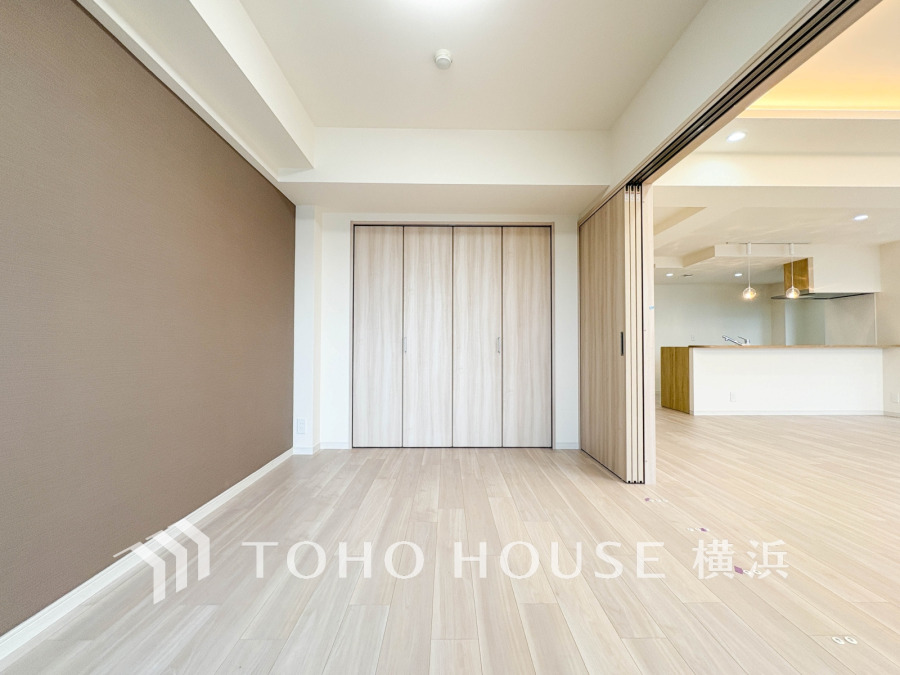 ライフシーンに応じてリビングダイニングと一体利用できる洋室。バルコニーに面し、開放的に過ごせます。多くの時間を過ごす住まいだからこそ、いつも快適な場所でありますように。