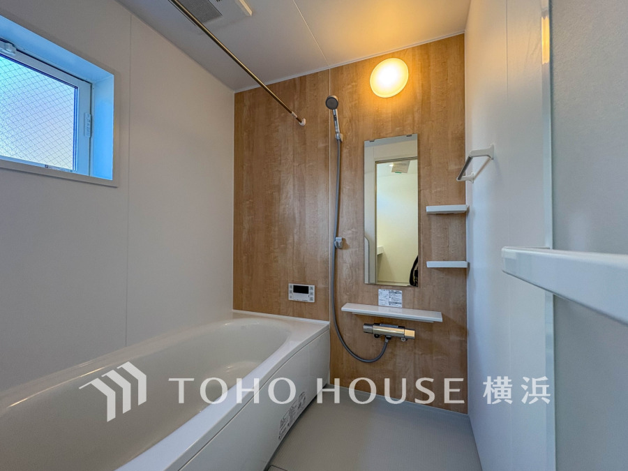 1日の疲れを癒すバスルームは、心地よいリラックスを叶える清潔感溢れる美しい空間です。心からゆったりと寛いでいただけるよう、ゆとりのスペースを確保してます。