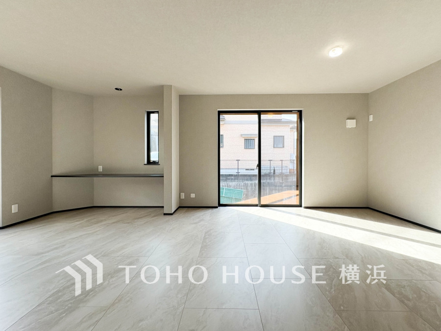 南西向きの大きな窓から陽光が降り注ぐ、開放的なリビング。家族が自然と集まる明るい空間で、カウンターデスクはお子様の学習や趣味のスペースにも最適です。