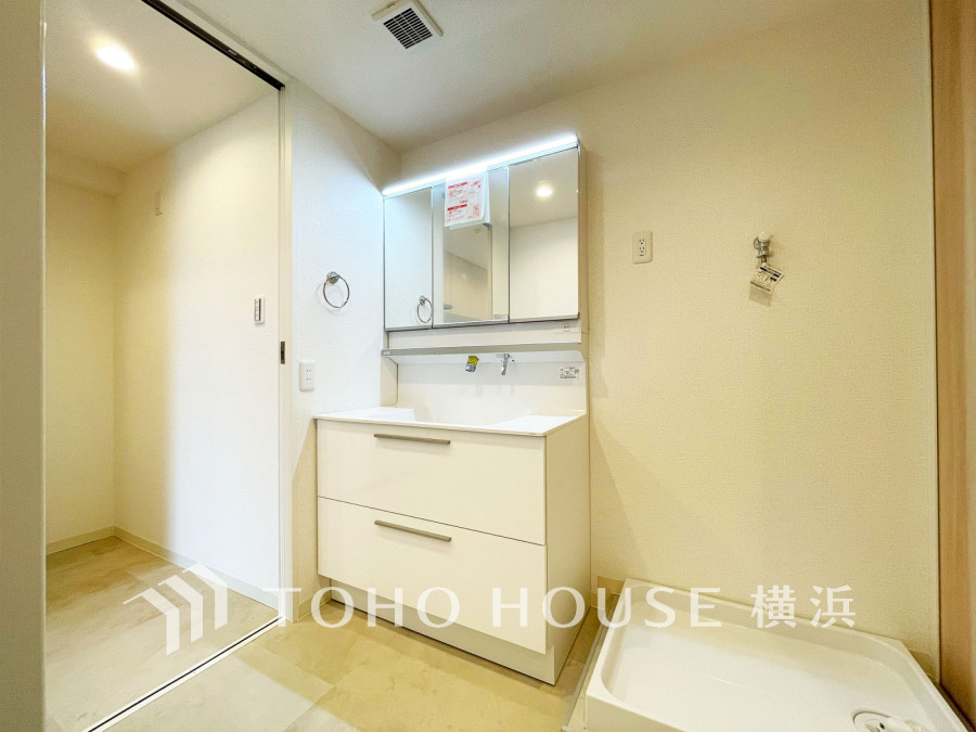 新規交換された洗面化粧台は美しく使いやすい機能が備えられています。