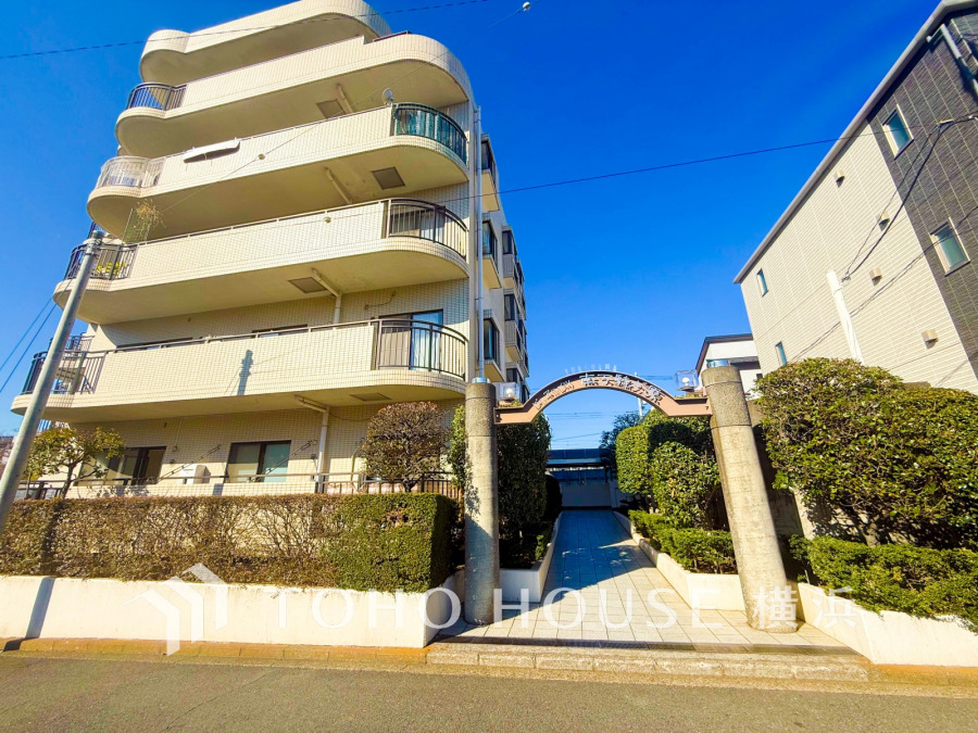 爽やかな青空の下に贅沢なほどに降り注ぐ陽光、豊かな居住性と、クオリティが見事に調和した住空間は、住まうことの喜びを感じさせてくれます。