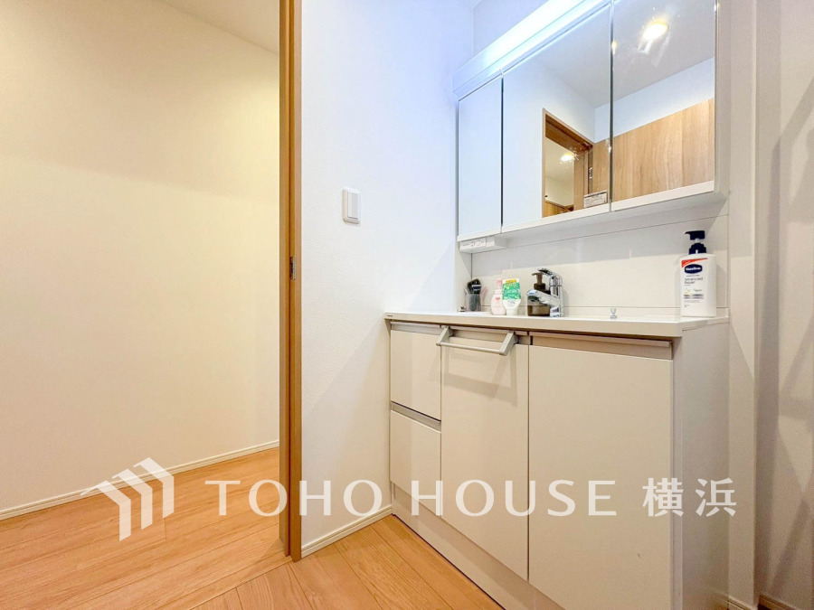 洗面台には三面鏡を採用。身だしなみを整えやすい事はもちろんですが、鏡の後ろに収納スペースを設ける事により、散らかりやすい洗面スペースをすっきりさせる事が出来るのも嬉しいですね。