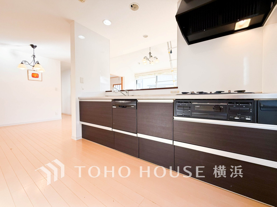 広く取られた対面キッチンは、リビングで寛ぐご家族と会話をしながらお料理が出来ます。高級感のあるカラーで空間をより上質な雰囲気にした、清潔感のあるデザインです。