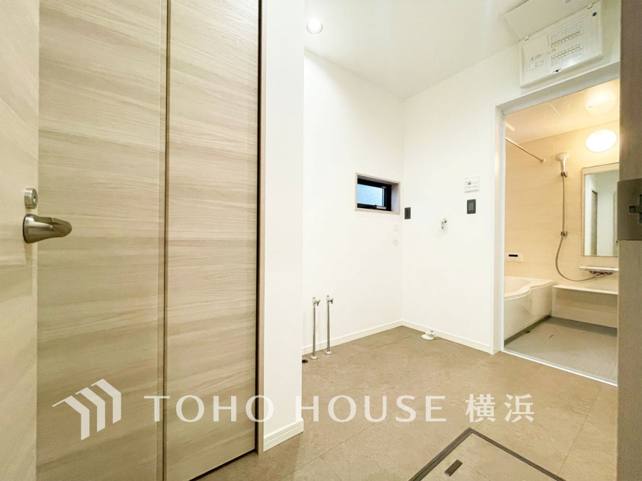 【2026年3月撮影】一日の始まりと終わりを心地よく演出してくれる、多彩な機能が備えられたパウダールーム。心地よいリフレッシュ空間です。