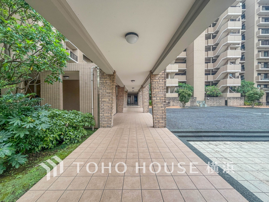 植栽の位置や開放的なエクステリアも含めて美しくトータルにデザインされています。時間のゆとりと空間、爽やかな陽光がもたらす光と風を贅沢なまでに感じる暮らしが始まります。