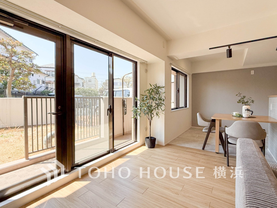 広々としたリビングダイニングは、シックでモダンな内装。落ち着いた雰囲気に包まれて、伸びやかな空間の中で、ゆったりと家族団らんのひとときを過ごせます。