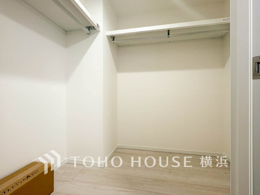 ひと目で収納物を確認できるウォークインクローゼットは、ゆとりの広さを備えた大型収納。数多くの衣類に加え、足元には引出しや衣装箱、シューズボックスなども収納することができます。