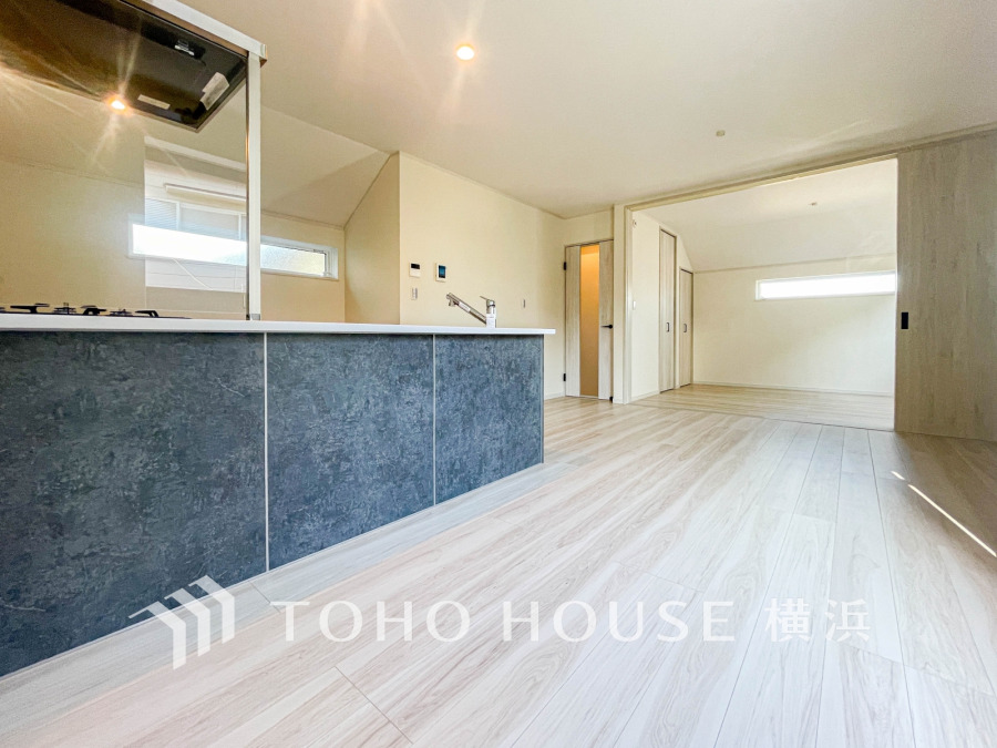 柔らかな色合いのフローリングと清潔感の溢れるクロスが明るい空間を創り出しているリビングダイニング。憩いの場に相応しく、ここで楽しむ家族の時間が絆をより深めてくれそうです。