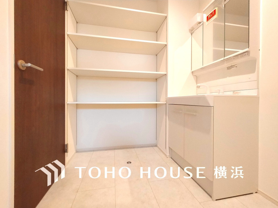 十分な大きさの洗面台は収納もさる事ながら、身だしなみチェックや歯磨きなど、朝の慌ただしい時間でもホテルライクなスペースで余裕とゆとりを感じて頂けます。