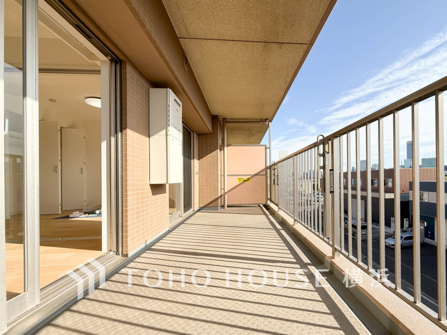 広いバルコニーは、暮らしの中での光と風を演出してくれています。見事なまでの開放的な空間をお楽しみください。