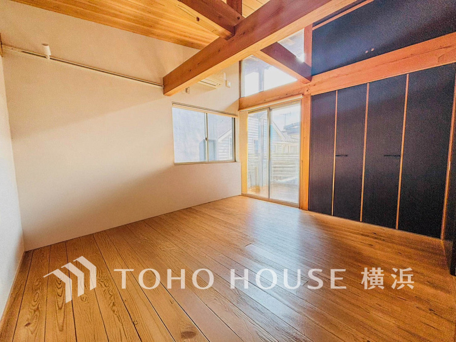 木の温もりを感じる広々とした空間。大きな窓から自然光がたっぷり入る明るく開放的な室内です。