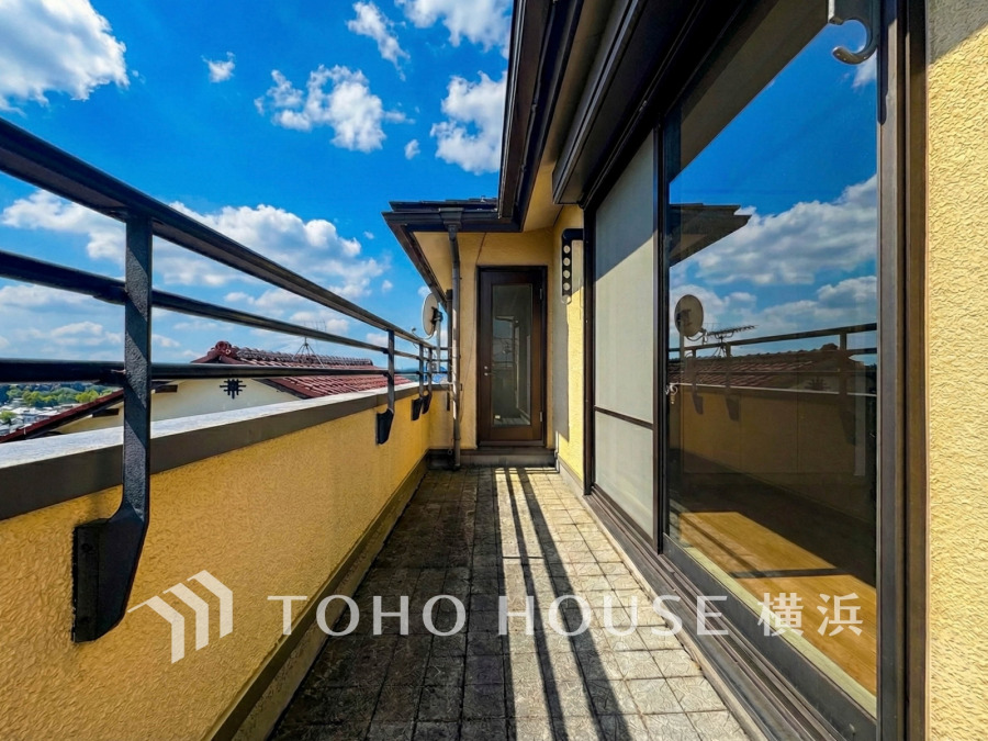 陽光あふれる広々バルコニーで、開放感と爽やかな風を感じる快適な暮らしを実現。