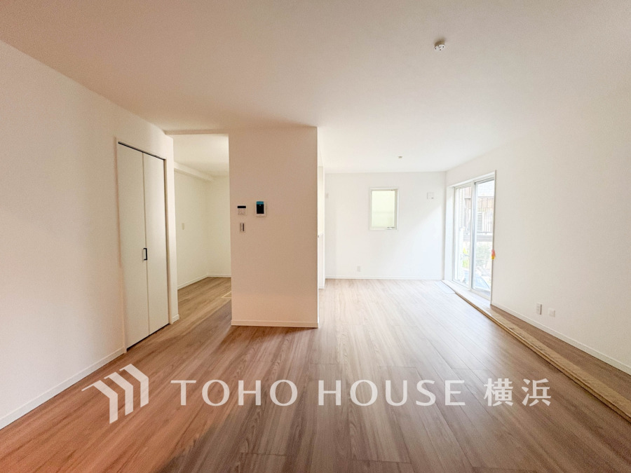 明るく開放的な空間が広がるLDK。室内には豊かな陽光が注ぎ込み、爽やかな住空間を演出。ホームパーティーでもゲストと一緒に料理を楽しみながら楽しい時間を過ごせそう。