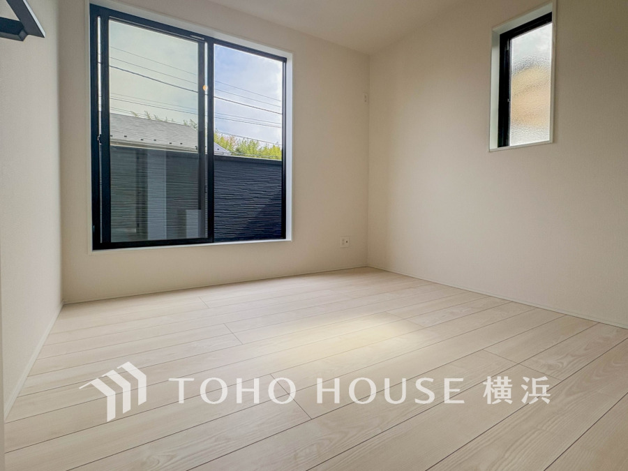 バルコニーに面した明るい洋室。穏やかな陽射しが、ゆったりとした寛ぎの時間を包みます。
