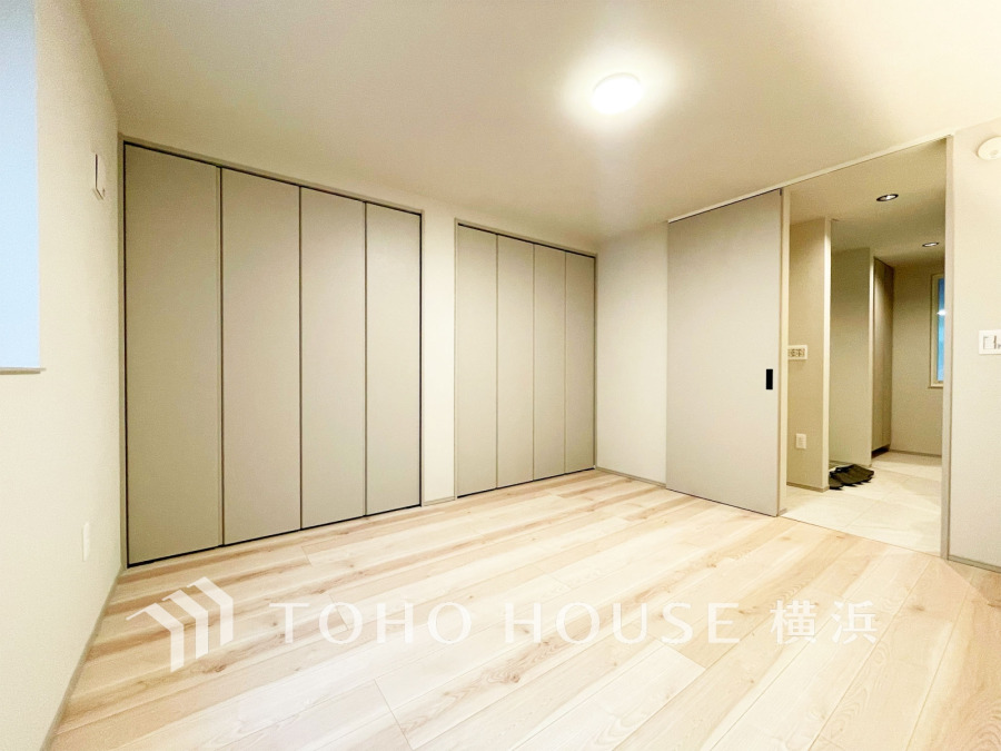 7.5帖のゆとりある室内は大容量の収納を備えた快適な空間です。