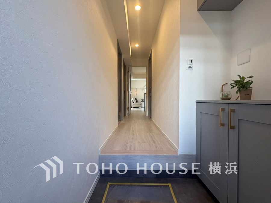 豊かなプライベートタイムへ誘うモダンテイストな玄関。デザインや素材が美しい調和を奏でている空間。ゲストを迎える空間はゆとりと優しさを滲ませます。