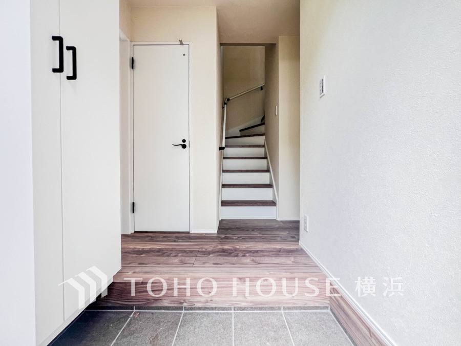 お客様をお迎えする玄関は落ち着いた雰囲気。帰り着くたびに洗練されたテイストの空間に迎えられ誇りと喜びを感じる玄関まわりです。