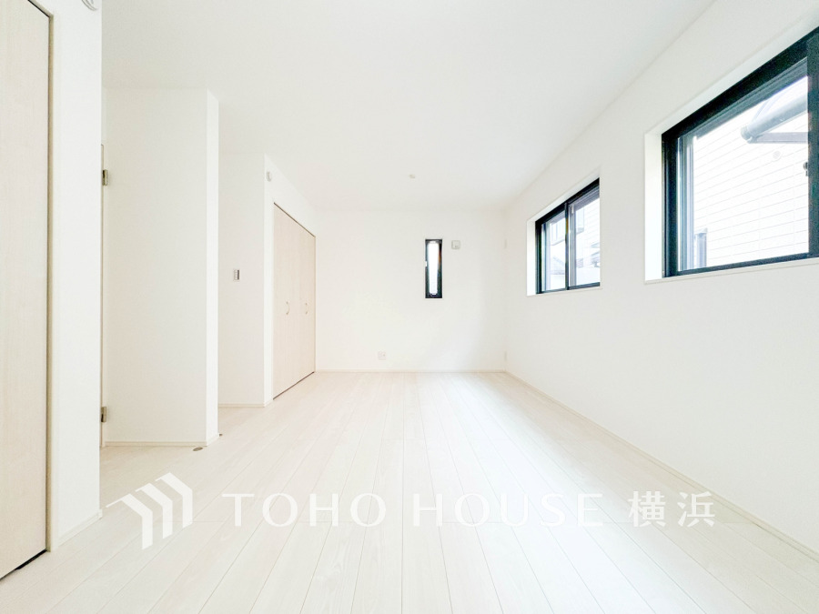 明るい光が差し込むシンプルで広々としたサービスルーム。2ドア2クローゼット仕様で将来間仕切りすることも可能なフレキシブルな住空間です。