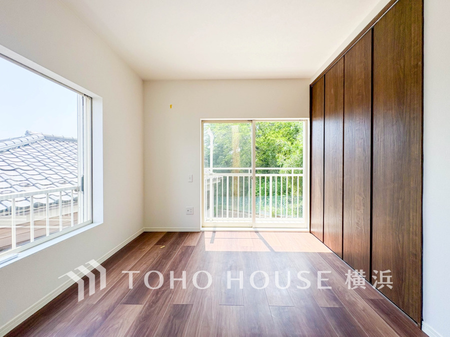 穏やかな風と陽光を導き、プライバシーに配慮された設計プランを採用し、居住性を一段と心地よいものにしています。明るく開放的な空間を演出しております。
