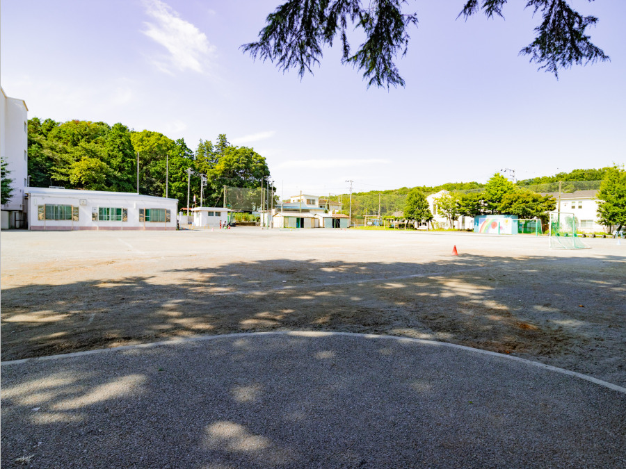 横浜市立岡津小学校　約750ｍ