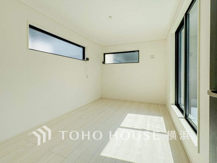 大きな窓からたっぷりと陽光が注がれる明るい空間。家族の成長に対応できる永住仕様の間取り。時を忘れて過ごす場所として過ごせるお部屋。