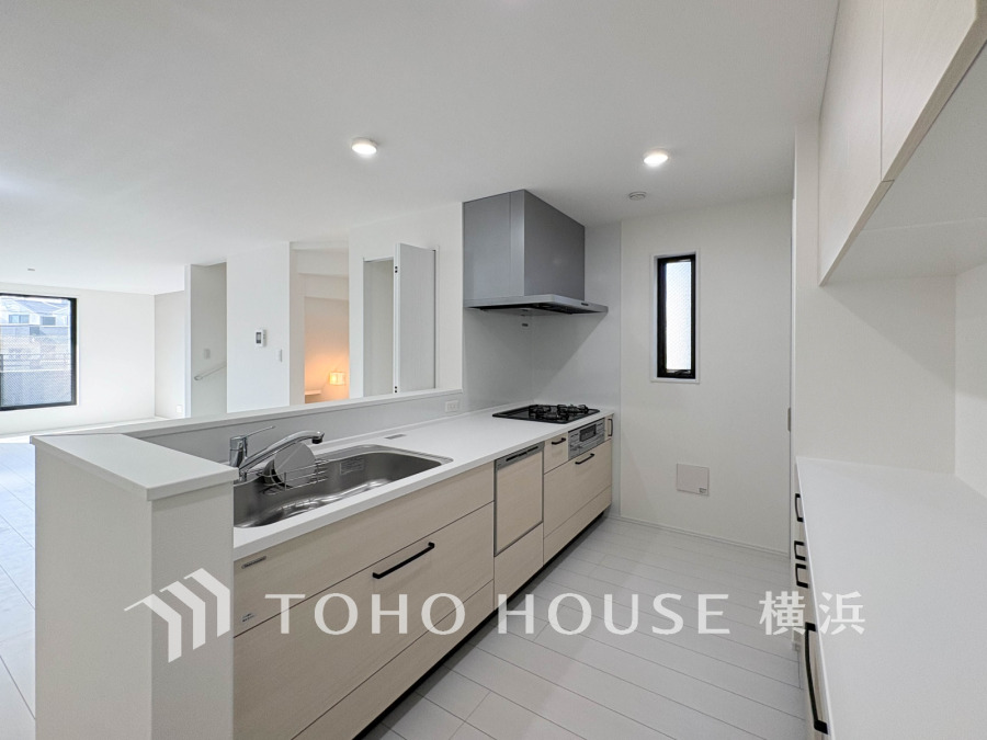 広く取られた対面キッチンは、リビングで寛ぐご家族と会話をしながらお料理が出来ます。ホワイトを基調とした明るいカラーの清潔感のあるデザインです。