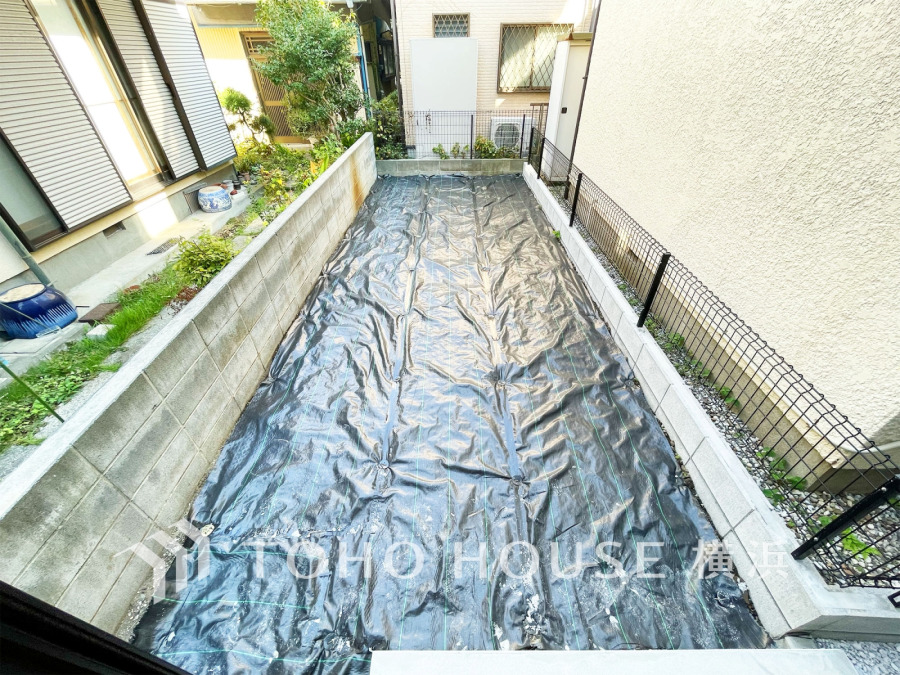 ゆとりあるお庭スペースは、季節感を演出する多彩な樹木で彩り心地よい空間に。