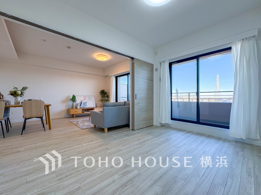 バルコニーに面した明るい洋室。扉を開放して隣接するリビングと一体化して使うことも可能です。
