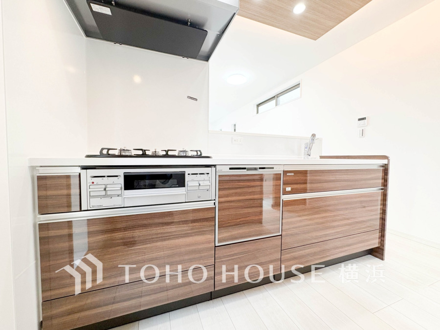 家事動線やリビングとのつながりに配慮し、食事の準備や片付けなどの家事を楽しくするキッチンスペースに仕上げました。毎日使う場所だから気持よく使えて、居心地の良い空間に。