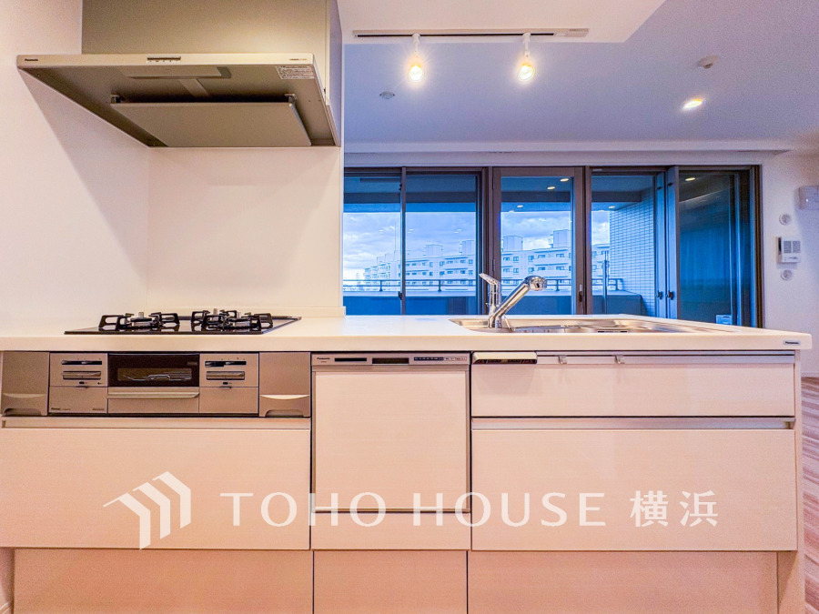 新規交換された清潔感溢れるシステムキッチン。リビングが見渡せるスタイリッシュな対面式キッチンです。
