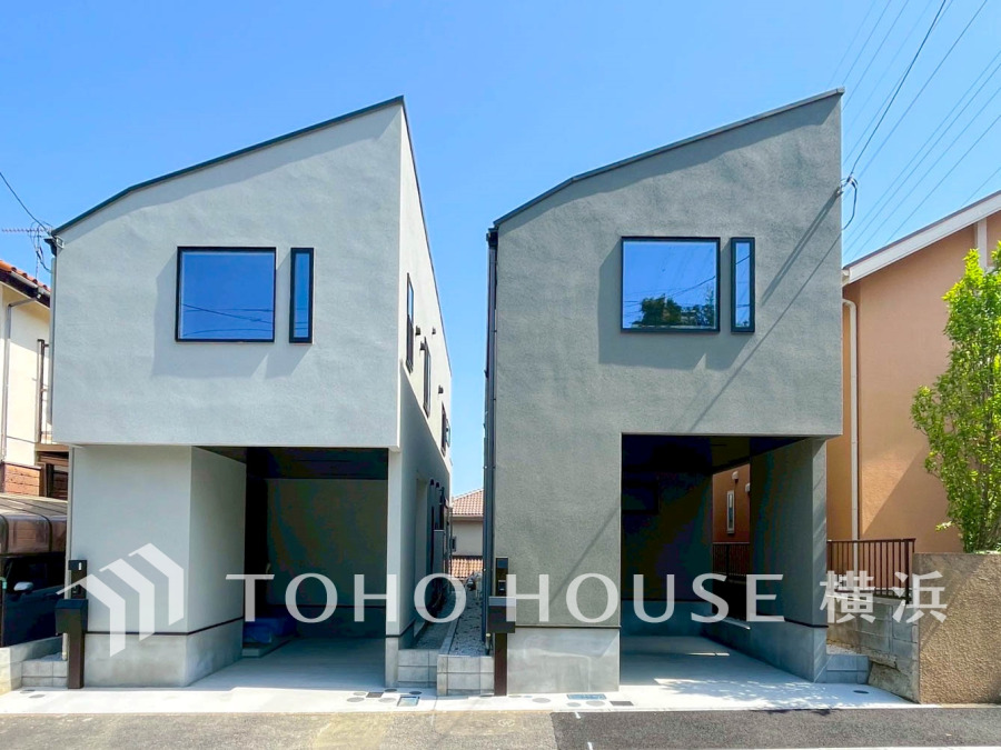 爽やかな青空の下に贅沢なほどに降り注ぐ陽光、豊かな居住性と、クオリティが見事に調和した住空間は、住まうことの喜びを感じさせてくれます。（向かって右手が2号棟です）