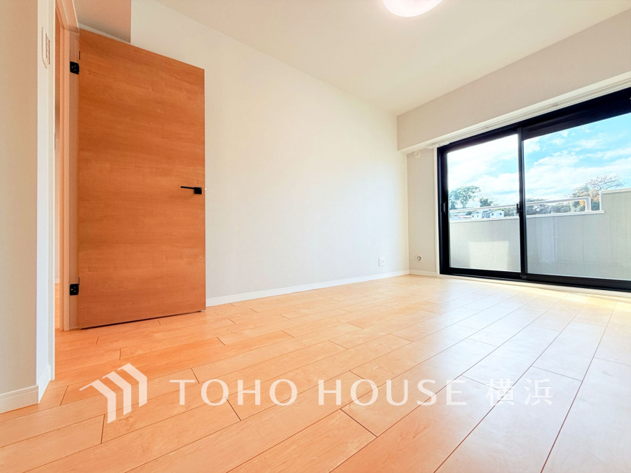 バルコニーに面した明るい洋室。穏やかな陽射しが、ゆったりとした寛ぎの時間を包みます。
