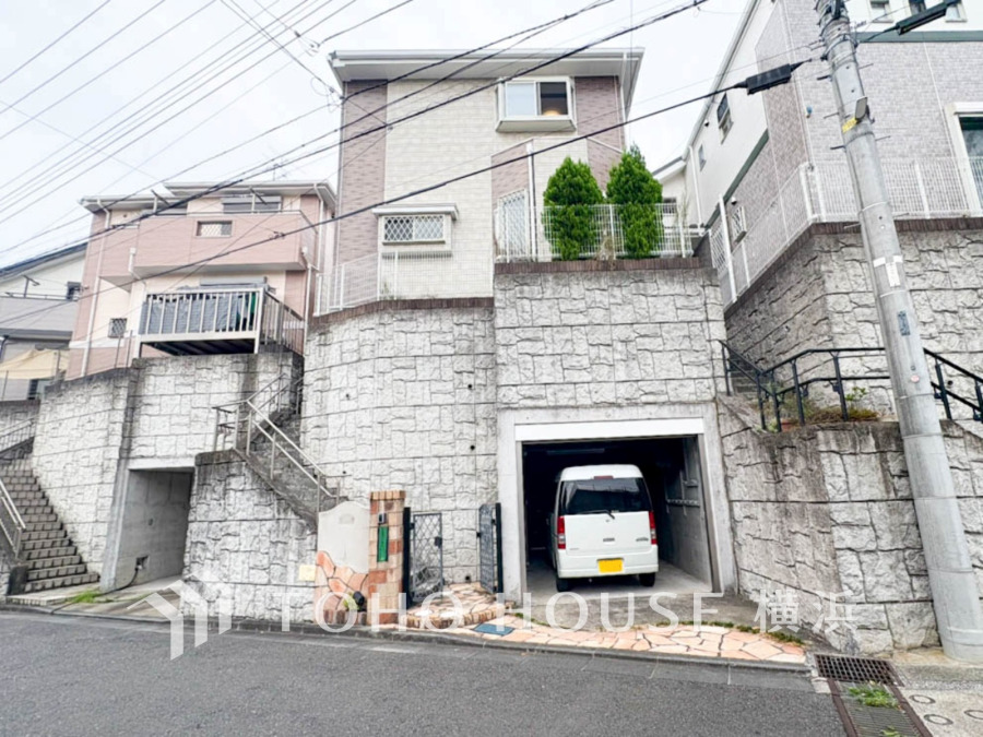 ふりそそぐ陽射しと開放的な空間形成。青空を背景に更なる美しさを醸す佇まい。暖かな陽光と爽やかな風がハーモニーを奏でる上質な空間を愉しむ暮らしがここにある。