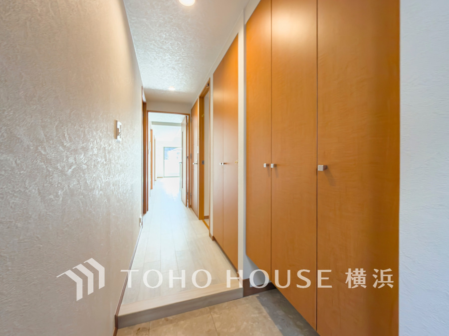 収納力豊富なシューズボックスを設置した玄関スペース。木目調で統一された空間は柔らかく暖かな印象です。
