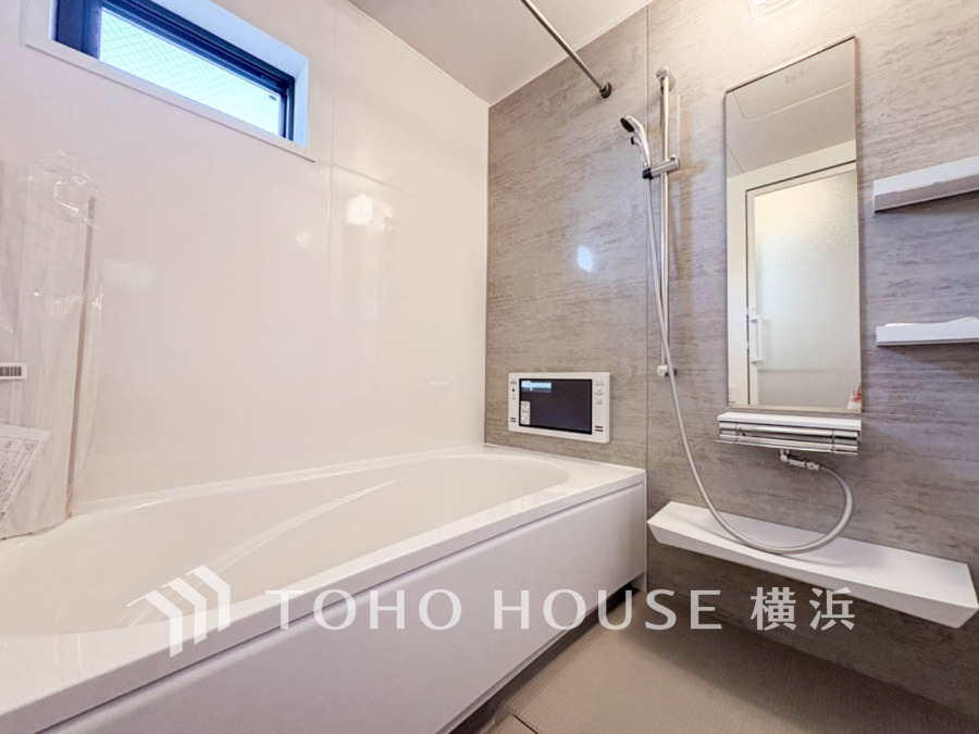 ゆったりくつろげる広めの浴槽とテレビ付きの快適バスルーム。清潔感あるデザインで毎日の癒しの時間を演出します。