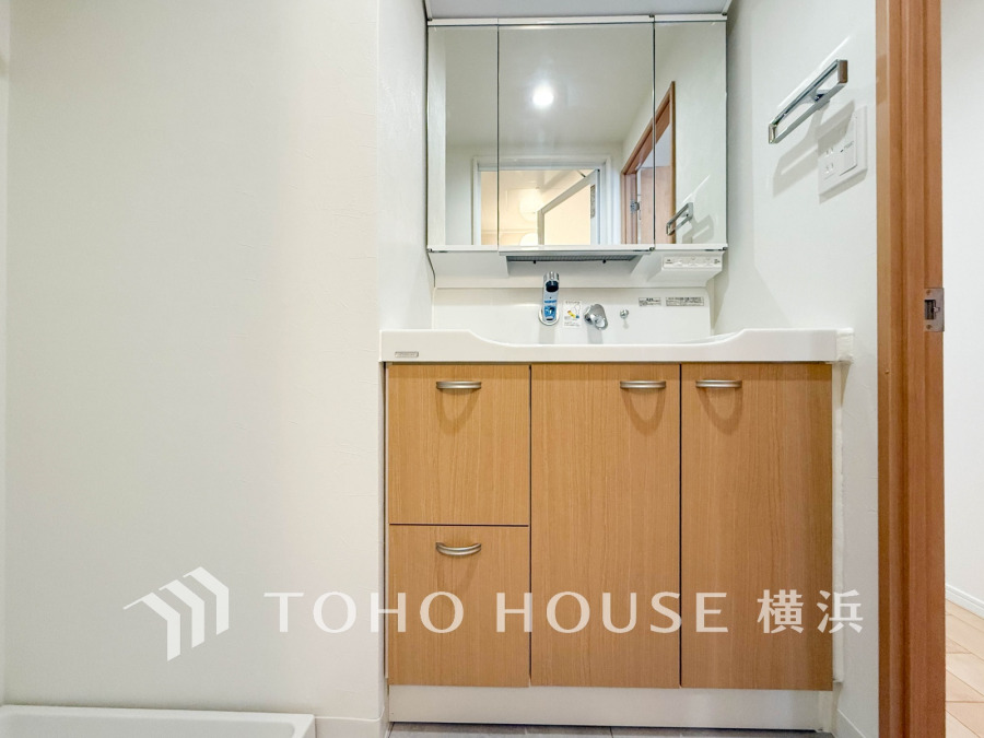 十分な大きさの洗面台は、身だしなみチェックや歯磨きなど、朝の慌ただしい時間でも余裕とゆとりを感じて頂けます。