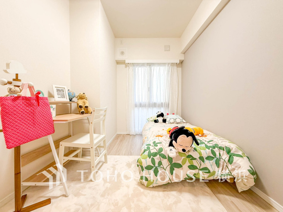 穏やかな風と陽光を導き、プライバシーに配慮された設計プランを採用し、居住性を一段と心地よいものにしています。明るく開放的な空間を演出しております。