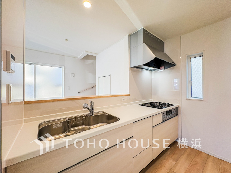 家事動線やリビングとのつながりに配慮し、食事の準備や片付けなどの家事を楽しくするキッチンスペースに仕上げました。毎日使う場所だから気持よく使えて、居心地の良い空間に。