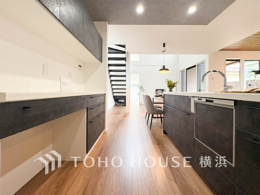 スタイリッシュなキッチンと広々としたダイニングが一体となった、開放感あふれるモダンな空間です。