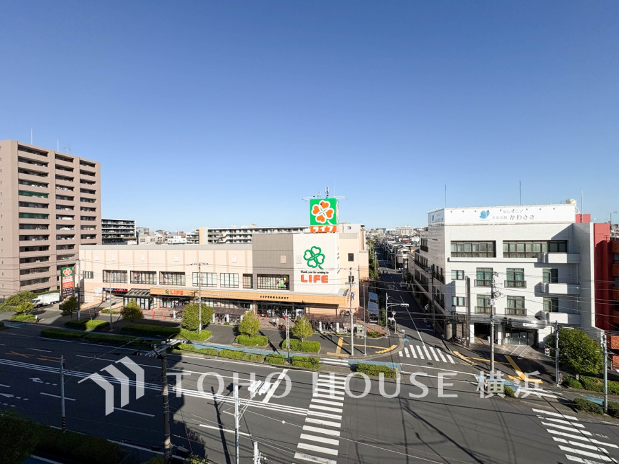 手を伸ばせば、ふれることが出来そうな環境が、そのままインテリアになったような印象です。その豊かな眺望にふさわしい空間には、通風・採光にも優れ、心地よい光と風があふれています。