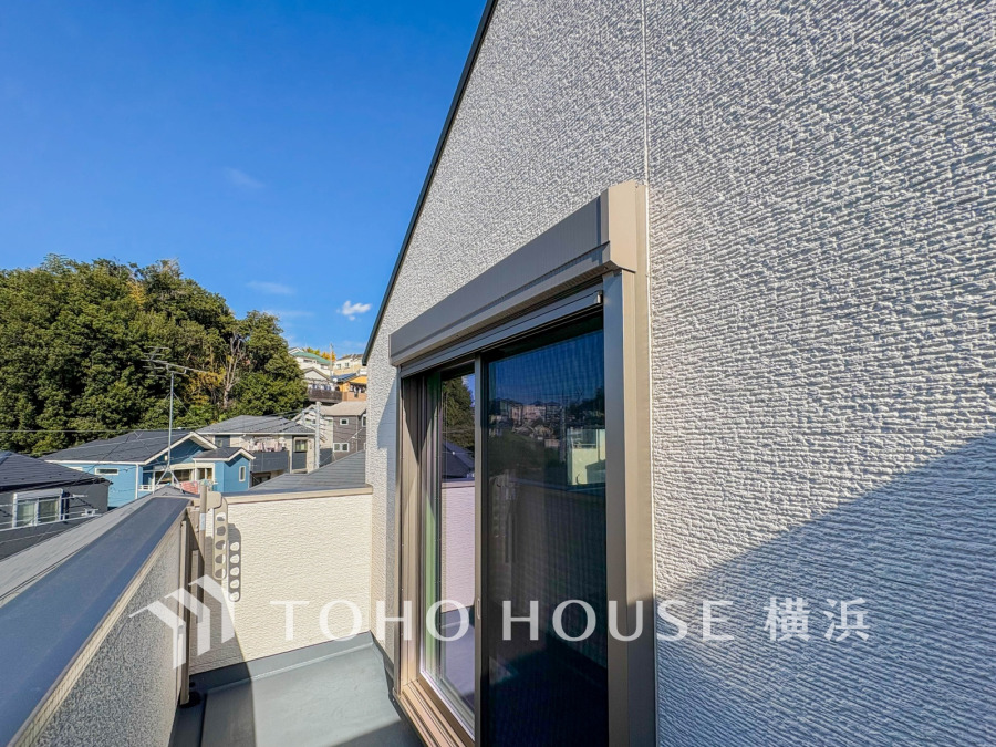 陽当たり良好なバルコニーは洗濯物もよく乾き、爽やかな風を感じられる快適な屋外スペースです。