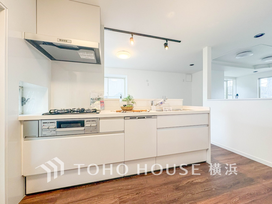 新規交換された清潔感溢れるシステムキッチン。スタイリッシュな対面式キッチンです。
