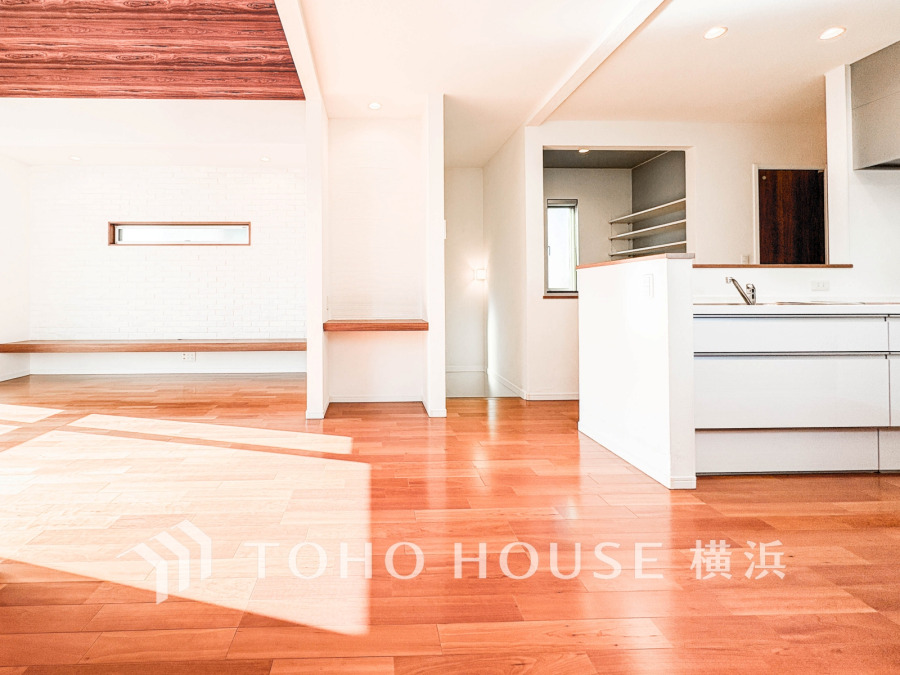 陽光が差し込む明るいリビング。木目の温もりと白を基調とした清潔感あふれる空間が魅力です。