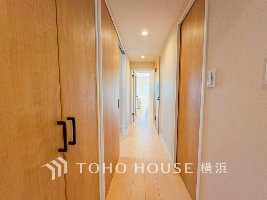 落ち着いた色を基調としていて、上質感のある廊下スペースとなっています。
