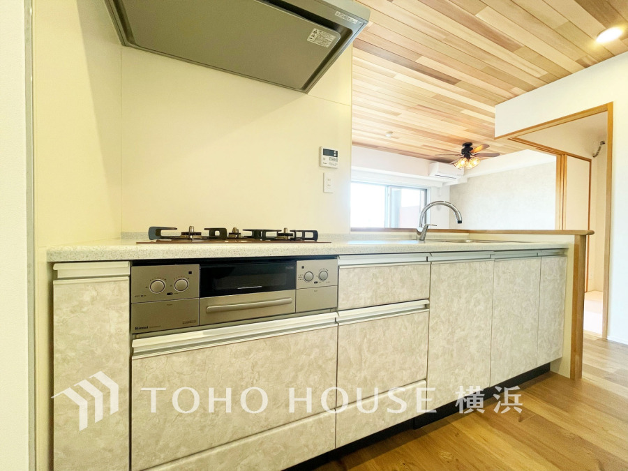 広く取られた対面キッチンは、リビングで寛ぐご家族と会話をしながらお料理が出来ます。ホワイトを基調とした明るいカラーの清潔感のあるデザインです。