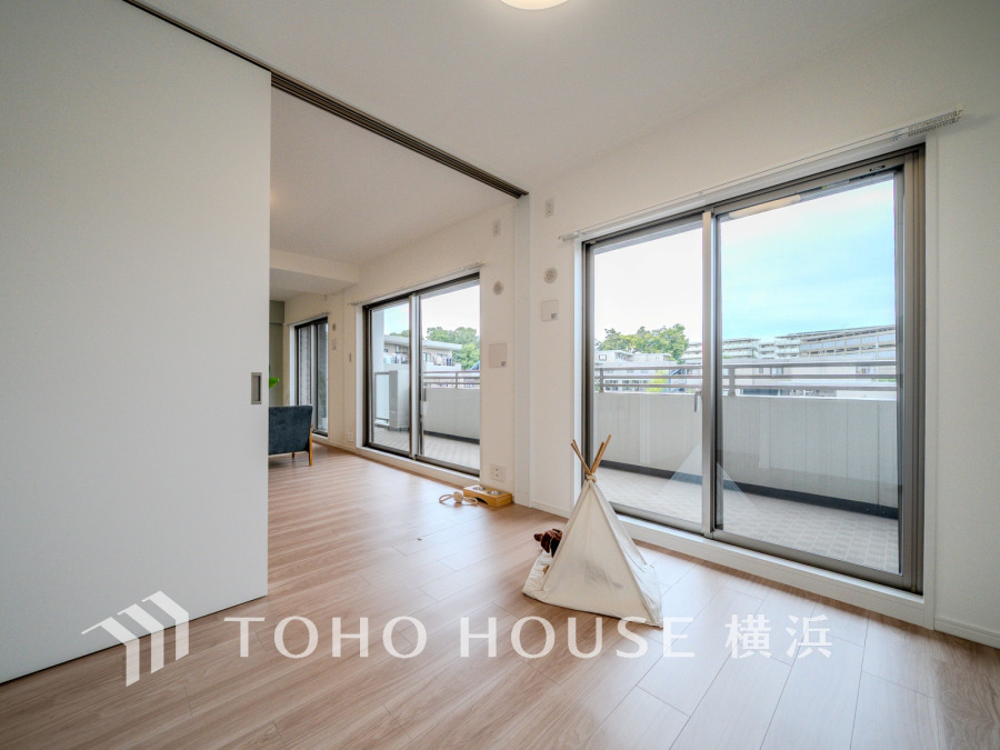 過ぎ行く時間をゆったりと感じることができる落ちついたプライベートルーム。リビングで楽しく過ごした後はゆっくり寛ぎの時間を満喫できます。静かな環境でリラックスタイムを愉しんで。